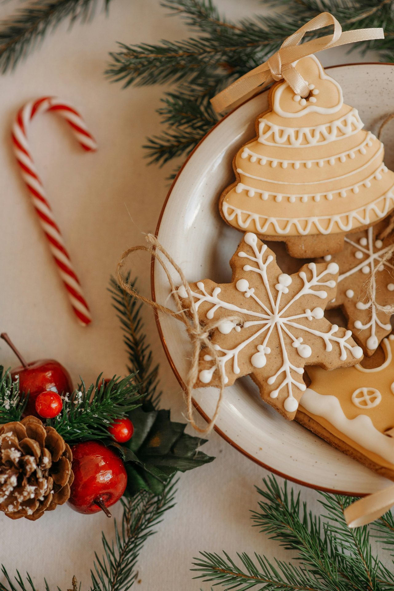 Erzählcafe A cozy arrangement of gingerbread cookies and Christmas decorations, perfect for the holiday season.